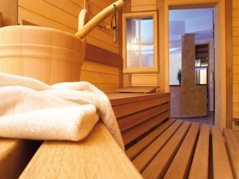 Sauna, spa tub