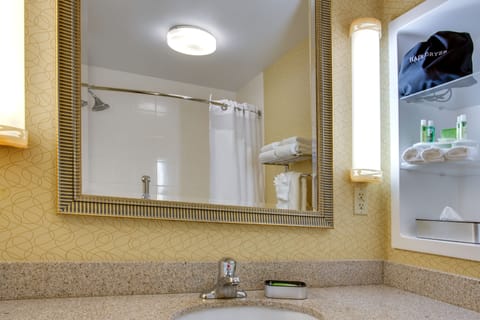 Combined shower/tub, hair dryer, towels