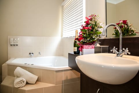 Deluxe Room, 1 King Bed, Non Smoking, Jetted Tub | Bathroom | Free toiletries, hair dryer, towels