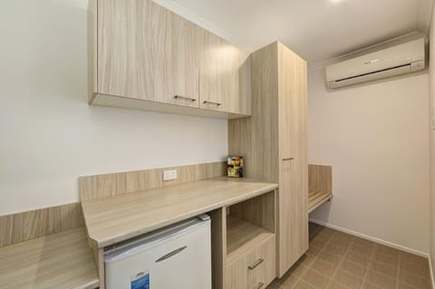 Executive King Room | Private kitchenette | Fridge, microwave, coffee/tea maker, electric kettle