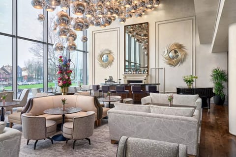 Daily cooked-to-order breakfast (EUR 24 per person)