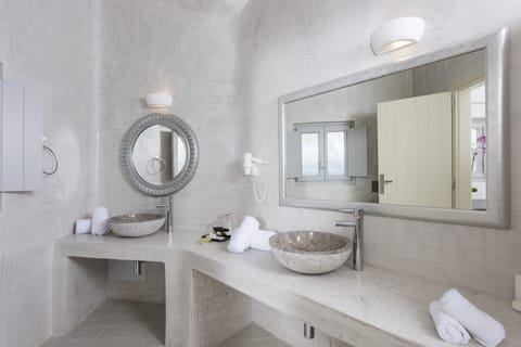 Suite (Sensation) | Bathroom | Shower, rainfall showerhead, free toiletries, hair dryer