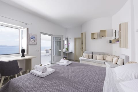 Suite (Sensation) | Minibar, in-room safe, individually decorated, individually furnished