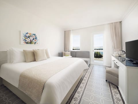 Standard Room, Sea View | Free minibar, in-room safe, desk, soundproofing