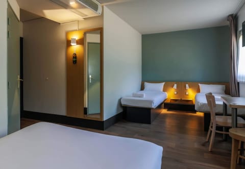 Premium bedding, desk, soundproofing, free WiFi