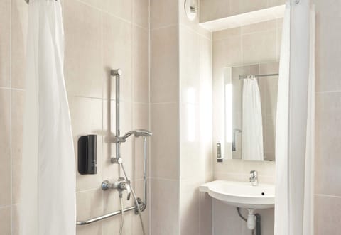 Double Room, Accessible, Non Smoking | Bathroom | Shower, towels