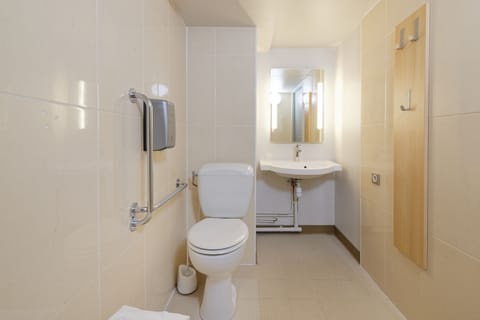 Double Room, Accessible, Non Smoking | Bathroom | Shower, towels