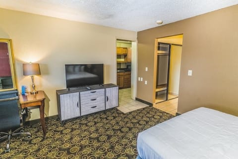 Studio Suite, 1 Queen Bed, Non Smoking, Kitchenette | Desk, laptop workspace, free WiFi