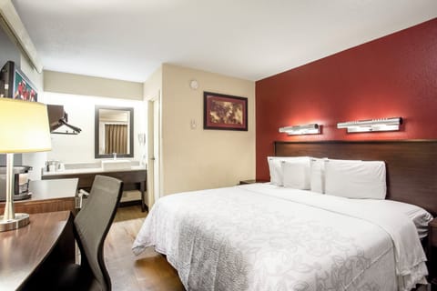 Deluxe Room, 1 King Bed (Smoke Free) | Premium bedding, pillowtop beds, in-room safe, iron/ironing board