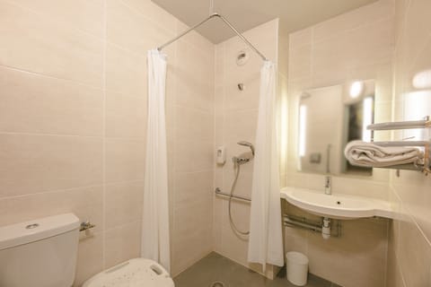 Double Room, Accessible, Non Smoking | Bathroom | Shower, towels