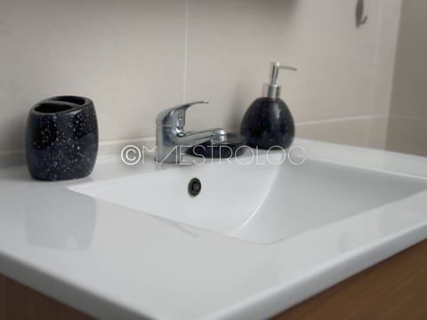 Comfort House, Balcony, Garden View | Bathroom