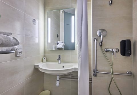 Double Room, Accessible, Non Smoking | Bathroom | Shower, towels