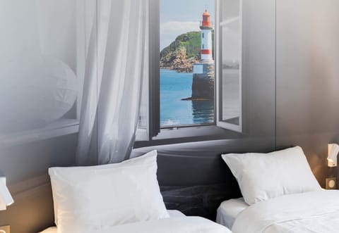 Twin Room, Non Smoking | Individually decorated, desk, laptop workspace, iron/ironing board