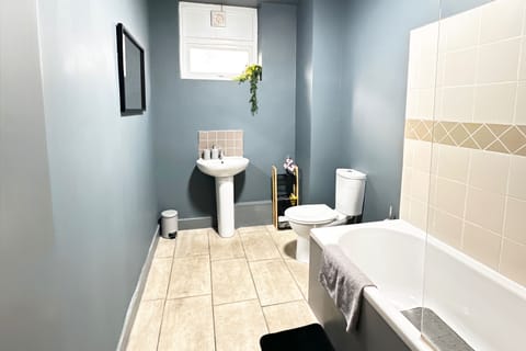 Apartment | Bathroom | Combined shower/tub, deep soaking tub, towels