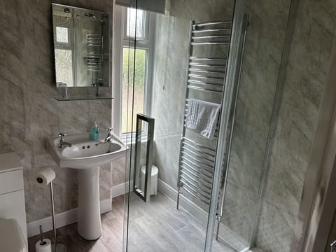 Double Room, 1 King Bed | Iron/ironing board, free WiFi