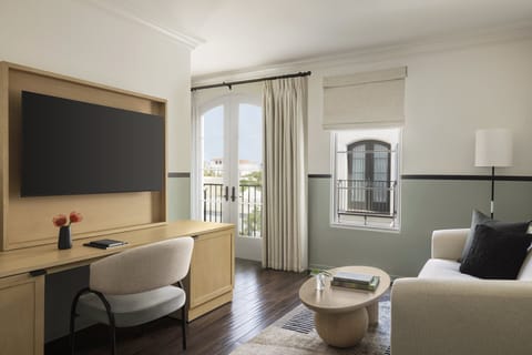 Studio Suite, 1 King Bed, Balcony (Juliet Balcony) | Frette Italian sheets, premium bedding, pillowtop beds, minibar