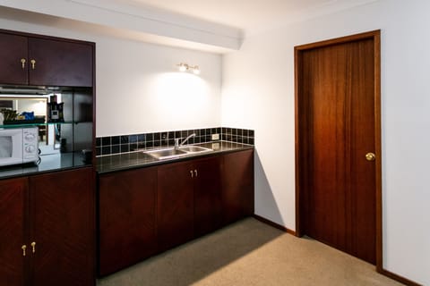 Family Room, 1 Twin Bed, Non Smoking, Kitchenette | Private kitchenette | Fridge, microwave, coffee/tea maker, electric kettle