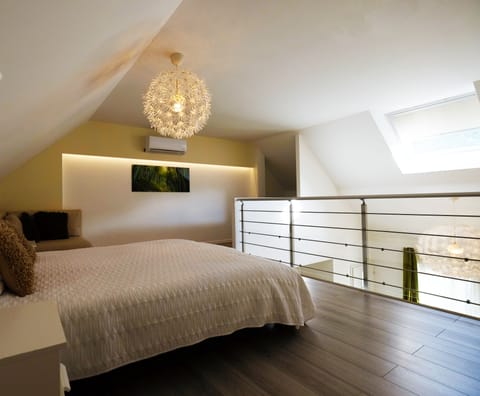 Luxury Apartment, 2 Bedrooms, Hot Tub (Earth Room) | Premium bedding, in-room safe, individually decorated, laptop workspace