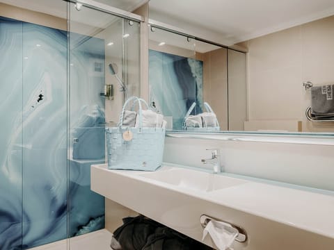 Studio Schlossalm | Bathroom | Shower, free toiletries, hair dryer, bathrobes