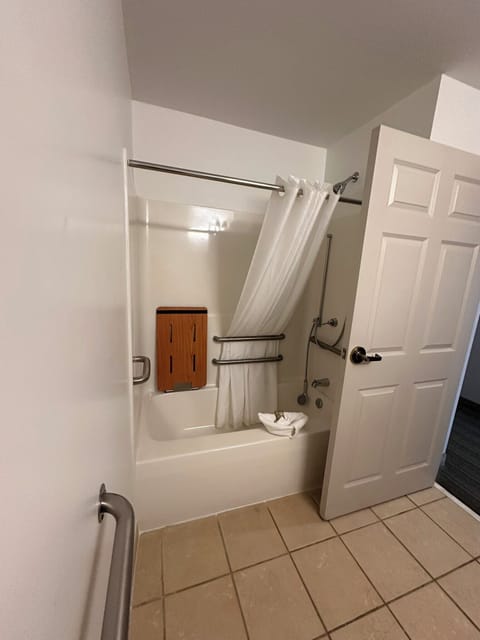 Combined shower/tub, hair dryer, towels