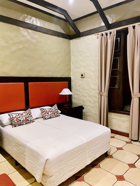 Deluxe Room, 1 Queen Bed | Iron/ironing board, free WiFi, bed sheets