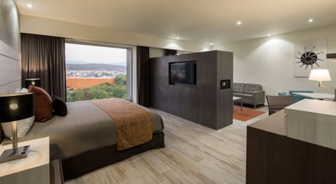 Junior Suite | Premium bedding, in-room safe, desk, blackout drapes