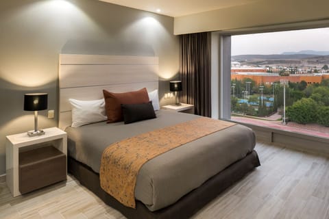 Junior Suite | Premium bedding, in-room safe, desk, blackout drapes