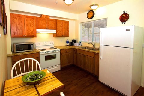 Two Bedroom Apartment Queen Ground Floor  | Private kitchen | Full-size fridge, microwave, oven, stovetop