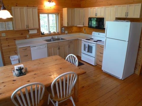 Cabin, Multiple Beds | Private kitchen | Microwave