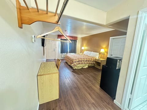 Standard Room, 1 King Bed | Desk