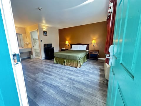 Standard Room, 1 Queen Bed | Desk