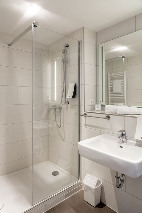 Basic Triple Room | Bathroom | Free toiletries, hair dryer, towels