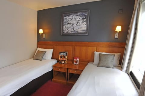 Twin Room | Desk, free WiFi, bed sheets