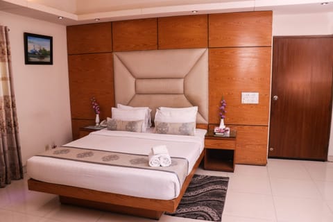 Standard Double Room, 1 Queen Bed, Smoking, City View | Minibar, in-room safe, individually furnished, desk