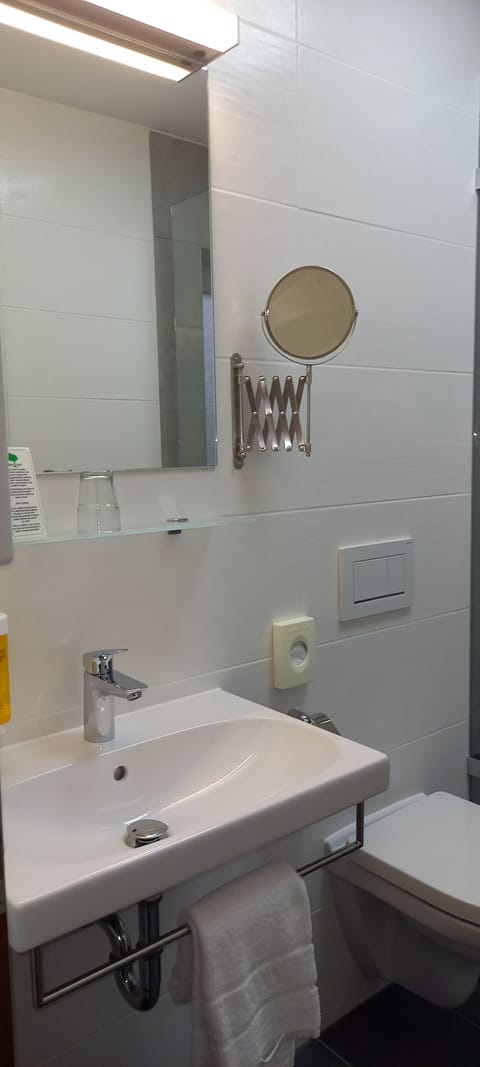 Economy Double Room | Bathroom | Shower, free toiletries, hair dryer, towels