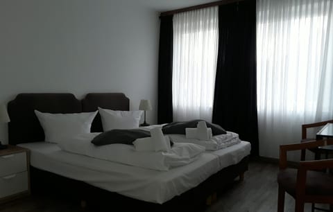 Economy Double Room | Living area | 32-inch flat-screen TV with cable channels, TV