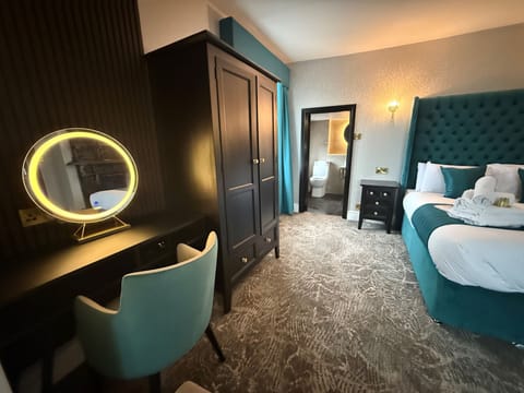 Signature Double Room, 1 King Bed | Iron/ironing board, bed sheets