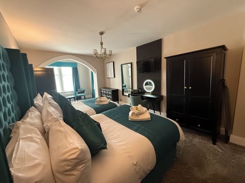 Signature Twin Room | Iron/ironing board, bed sheets