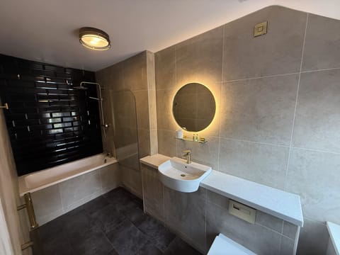 Signature Twin Room | Bathroom | Free toiletries, hair dryer, toilet paper