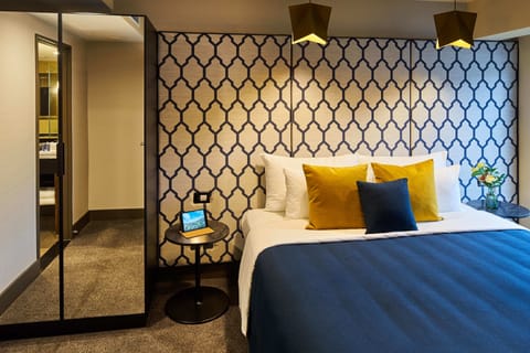 Premier Suite, 1 King Bed | Premium bedding, minibar, in-room safe, desk