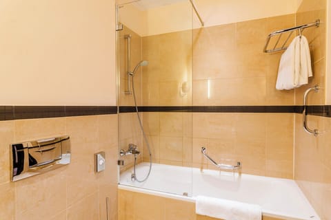 Standard Twin Room | Bathroom | Combined shower/tub, designer toiletries, hair dryer, towels