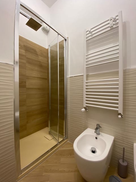 Deluxe Double or Twin Room, City View | Bathroom | Shower, rainfall showerhead, free toiletries, hair dryer