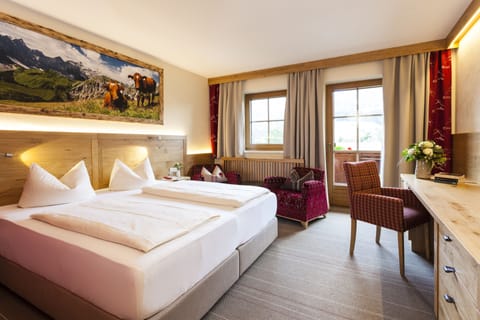 Hypo-allergenic bedding, in-room safe, desk, free cribs/infant beds