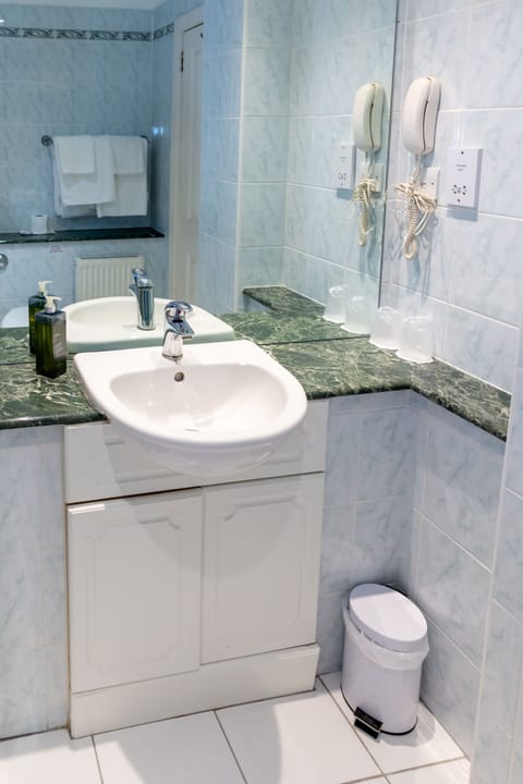 Classic Double Room | Bathroom | Combined shower/tub, free toiletries, hair dryer, towels