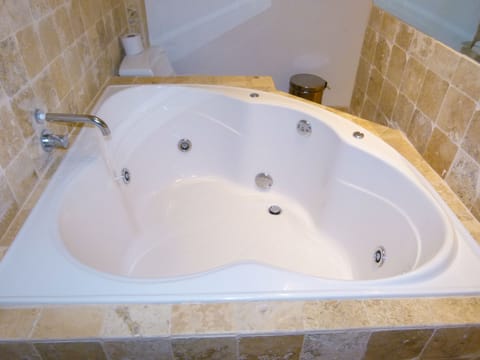 Deluxe Twin Room | Jetted tub