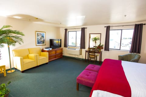 Suite, 1 King Bed, Jetted Tub | Desk, iron/ironing board, free WiFi, bed sheets