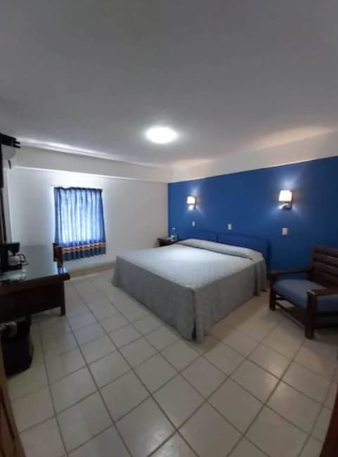 Standard Room, 1 King Bed | In-room safe, blackout drapes, free WiFi, bed sheets