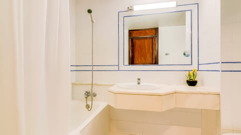 Twin Room | Bathroom | Combined shower/tub, deep soaking tub, hair dryer, towels