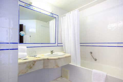 Twin Room | Bathroom | Combined shower/tub, deep soaking tub, hair dryer, towels