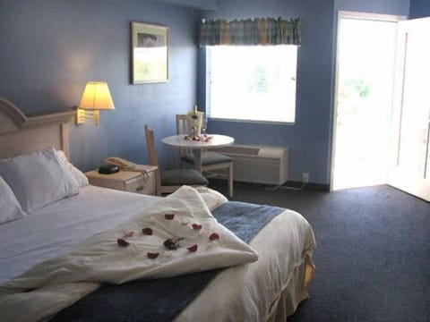 Romantic Room, 1 King Bed | Iron/ironing board, rollaway beds, WiFi, bed sheets